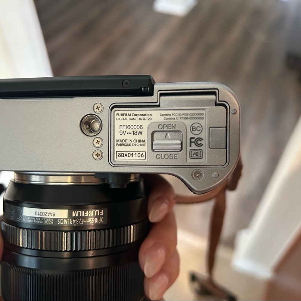 Fujifilm X-T20 Gray and Black Camera - Picture 4 of 6